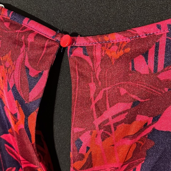 H&M Women’s Top Size M with elastic band and button back - Picture 5 of 9